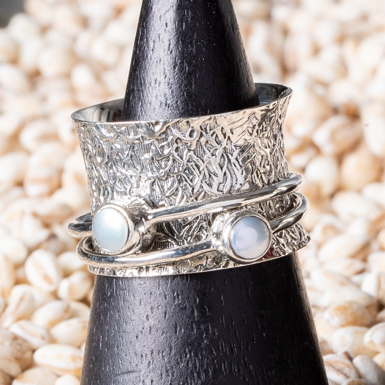 Rings with store spinning bands