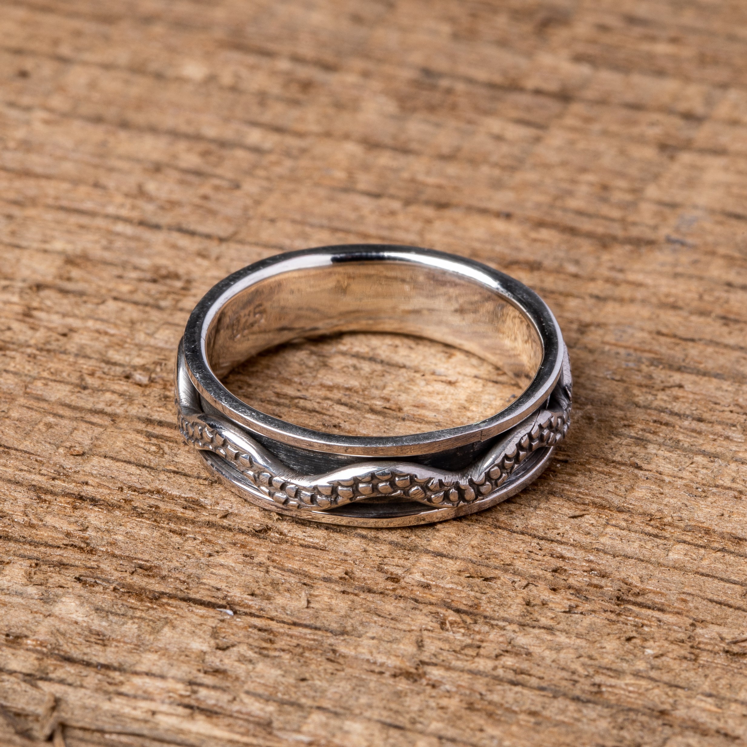 Wave spinner ring top